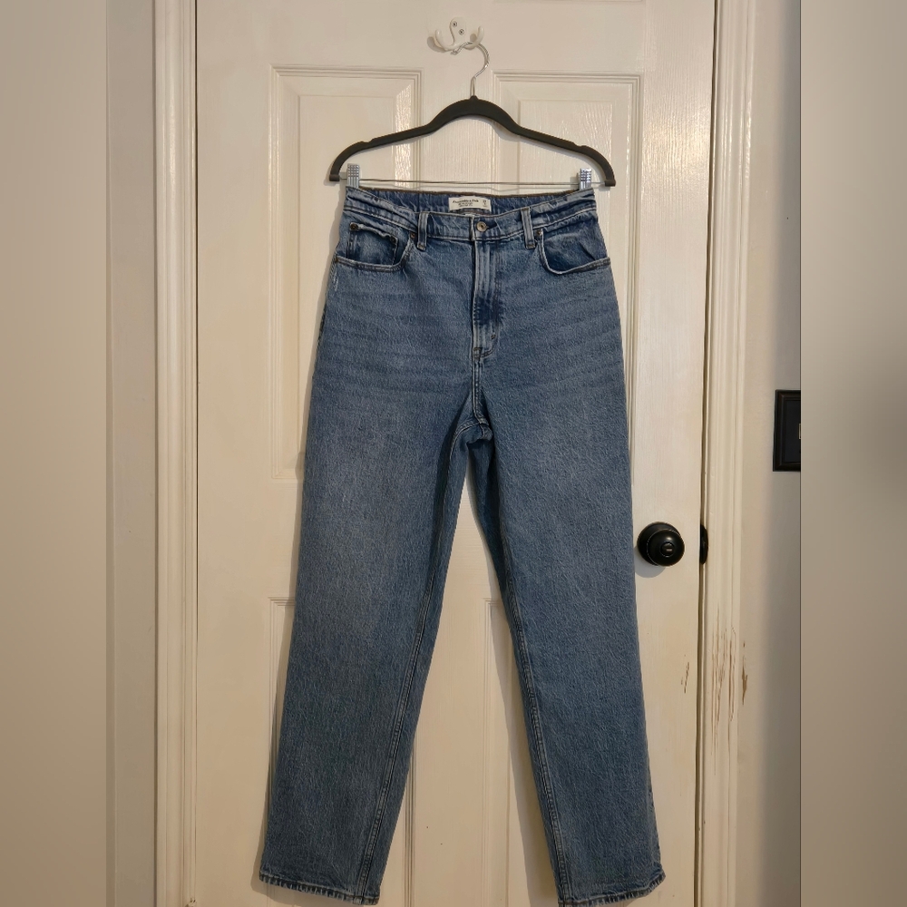 Abercrombie & Fitch Straight-Leg Women's Jeans — Medium Blue Wash